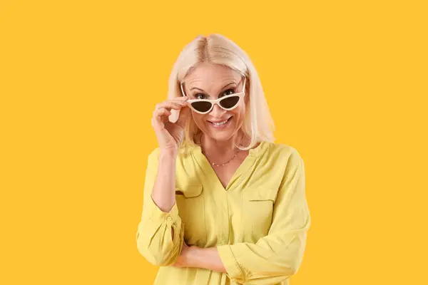 Mulher Madura Com Óculos Sol Fundo Amarelo — Fotografia de Stock