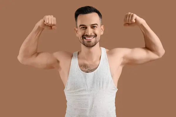 Schöner Junger Glücklicher Mann Sportbekleidung Der Muskeln Auf Braunem Hintergrund — Stockfoto