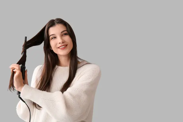 Schöne Junge Glückliche Frau Kräuselt Ihr Haar Auf Grauem Hintergrund — Stockfoto