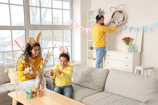 Boldog Család Nyuszifül Díszítő Otthon Húsvét — Stock Fotó