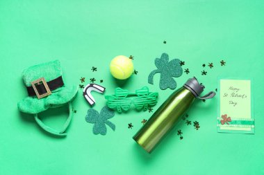 Yeşil arka planda Aziz Patrick Günü kutlamaları için spor malzemeleri ve dekorasyonlar