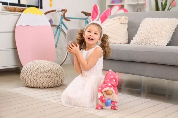 Aranyos Kislány Nyuszifül Csokival Húsvéti Tojás Otthon — Stock Fotó