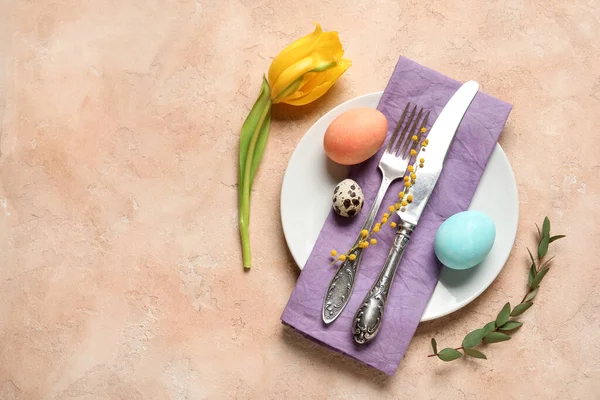 베이지색 배경에 부활절 달걀과 테이블 — 스톡 사진