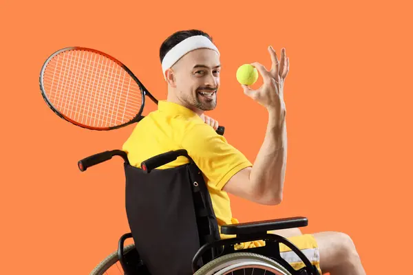 Tennisspieler Rollstuhl Mit Schläger Und Ball Auf Orangem Hintergrund — Stockfoto
