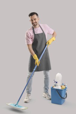 Erkek hademe gri arka planda paspas yapıyor