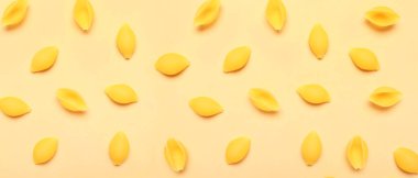 Bej arkaplanda çiğ konchiglie makarna