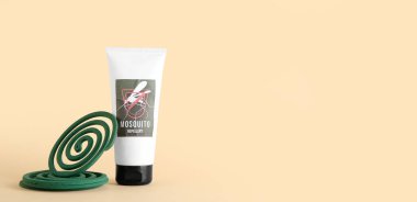 Metin için alanı olan bej arkaplan üzerindeki sivrisinek savarları