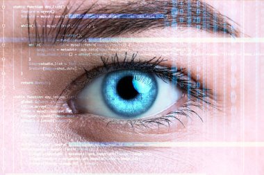 İris taraması yapan genç bir kadın, yakın plan.