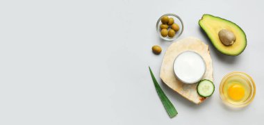 Açık arkaplan üzerine doğal krema ve malzemeler kavanozu ve metin için boşluk