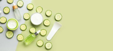 Doğal kozmetik ürünleri, spatula ve salatalık dilimleri renk arkaplanı ve metin için boşluk