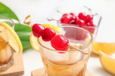 Beyaz arka planda maraska kirazlı lezzetli bir kokteyl.