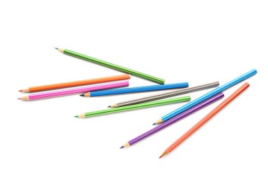 Beyaz arka plan üzerinde renkli kalemler grubu