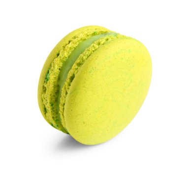 Beyaz arka planda tatlı yeşil badem kurabiyesi