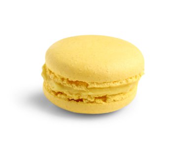 Beyaz arka planda tatlı sarı badem kurabiyesi