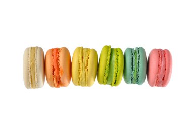 Beyaz arka planda uçan tatlı badem kurabiyeleri