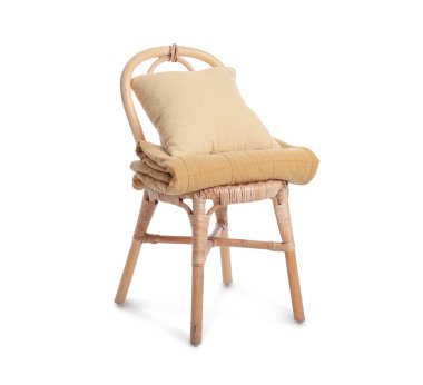 Beyaz arka planda yastıklı ve battaniyeli hasır sandalye