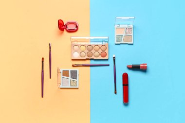 Güzel göz falı paletleri ve renkli arka planda farklı dekoratif kozmetikler.