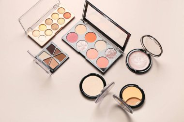 Bej arka planda güzel göz falı paletleri