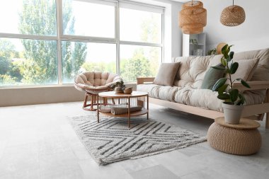 Koltuğu, koltuğu ve masası olan bir oturma odası.