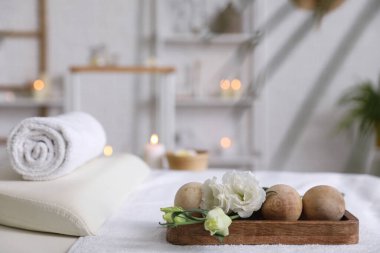 Salondaki kanepede masaj topları olan spa kompozisyonu, yakın plan.