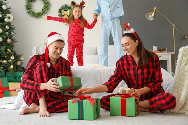 Glad Familj Med Julklappar Sovrummet Julafton — Stockfoto