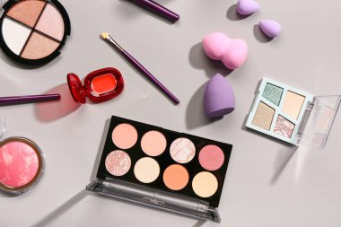 Gri arkaplanda farklı dekoratif kozmetik ürünler