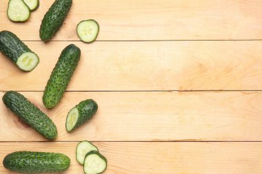 Ahşap zemin üzerinde taze salatalıklar