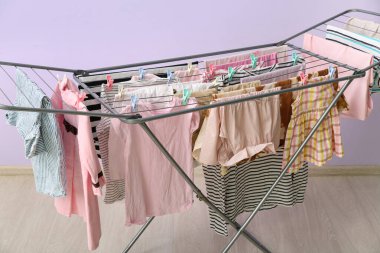 Leylak duvarının yanındaki kurutucuda asılı temiz kıyafetler.