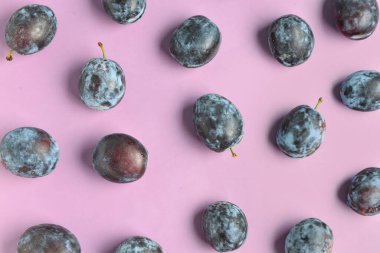 Mor zemin üzerinde taze erikler