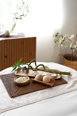 Salondaki kanepede bambu saplı spa kompozisyonu