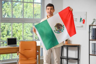 Meksika bayrağı taşıyan genç adam