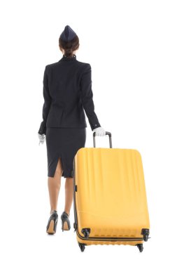 Beyaz arka planda bavulu olan güzel Asyalı hostes.