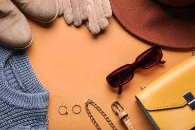 Renkli arka planda şık kadın aksesuarları, ayakkabıları ve kıyafetlerinden yapılmış çerçeve