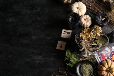 Cadının sihirli özellikleri karanlık arka planda.