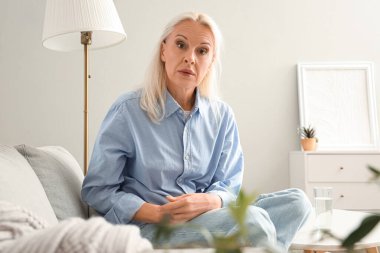 Olgun kadın videosu evde doktorla sohbet ediyor.