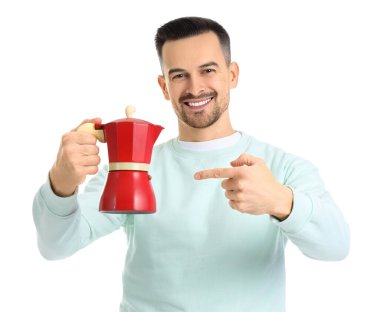 Beyaz arka planda gayzer kahve makinesini gösteren yakışıklı bir adam.