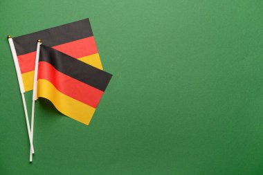 Yeşil arkaplanda Almanya bayrakları