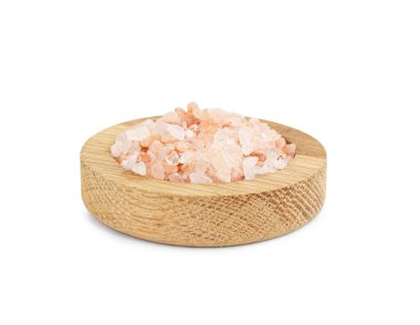 Beyaz arka planda Himalaya pembe tuzu olan ahşap kase.