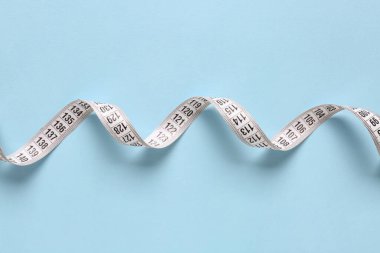 Mavi arkaplanda beyaz mezura