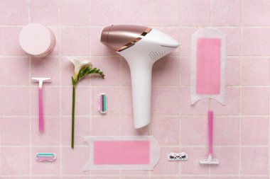 Balmumu şeritli, jiletli ve pembe kaplamalı modern fotoepilatör.