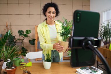 Evinde bitki kayıt videosu olan Afro-Amerikalı bir blog yazarı