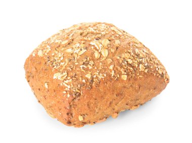 Beyaz arka planda tohumları olan taze tahıllı çörek.