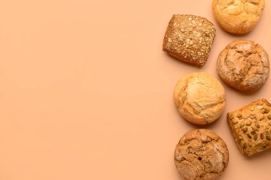 Bej arka planda farklı lezzetli çörekler.