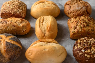 Gri grunge arka planında bir sürü farklı popo