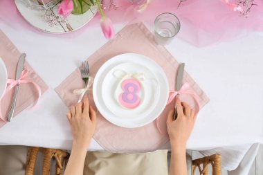 Uluslararası Kadınlar Günü kutlamaları için masa hazırlayan kadın elleri.