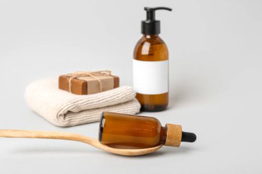 Hafif arkaplanda doğal kozmetik ürünleri ve havlu şişeleri