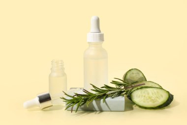 Renk arka planında gerekli yağ, salatalık ve biberiye şişeleriyle kompozisyon