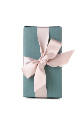 Beyaz arka planda pembe fiyonklu mavi hediye kutusu. Uluslararası Kadınlar Günü