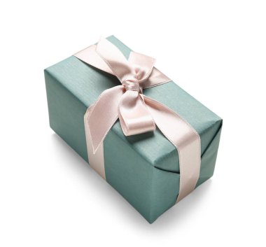 Beyaz arka planda pembe fiyonklu mavi hediye kutusu. Uluslararası Kadınlar Günü