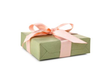 Beyaz arka planda pembe fiyonklu yeşil hediye kutusu. Uluslararası Kadınlar Günü